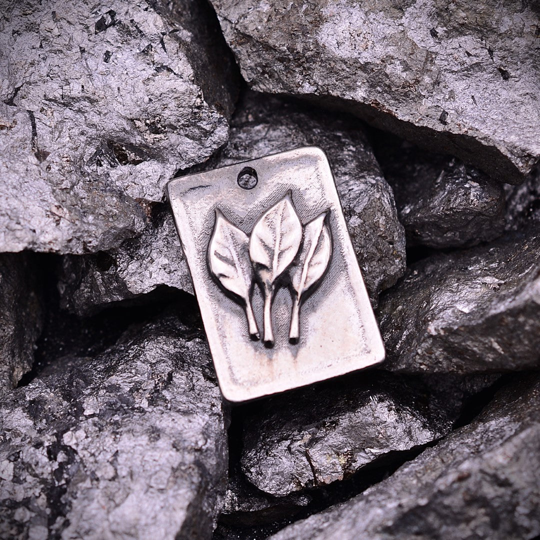 Pandantiv „Trei Frunze” din argint 925 – bijuterie sculpturală oxidată în stil boho și rustic | Art Diva