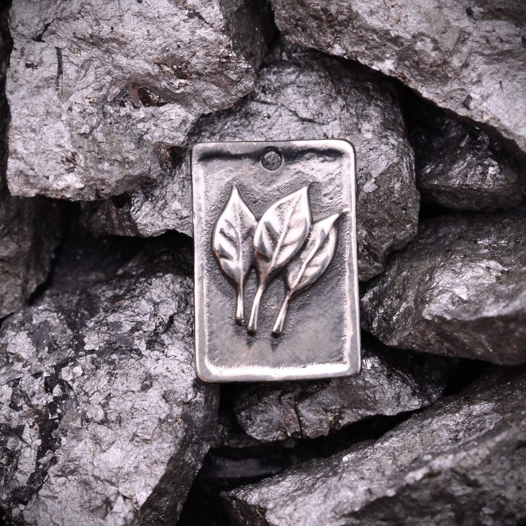 Pandantiv „Trei Frunze” din argint 925 – bijuterie sculpturală oxidată în stil boho și rustic | Art Diva