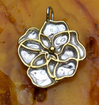 Pandantiv Violetă din argint 925 cu accente aurii – bijuterie florală handmade, stil boho rustic, Art Diva