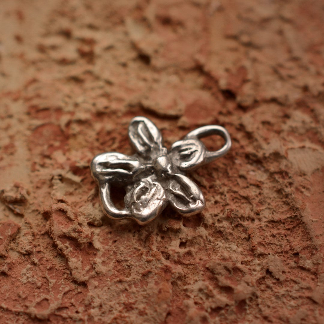 Element „Floare” din argint 925 – talisman boho al armoniei realizat manual, bijuterie sculpturală și cadou pentru mamă, fiică sau prietenă | Art Diva