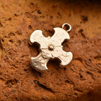 Pandantiv cruce cu floare placată în aur din argint 925 – design artistic în relief | Art Diva