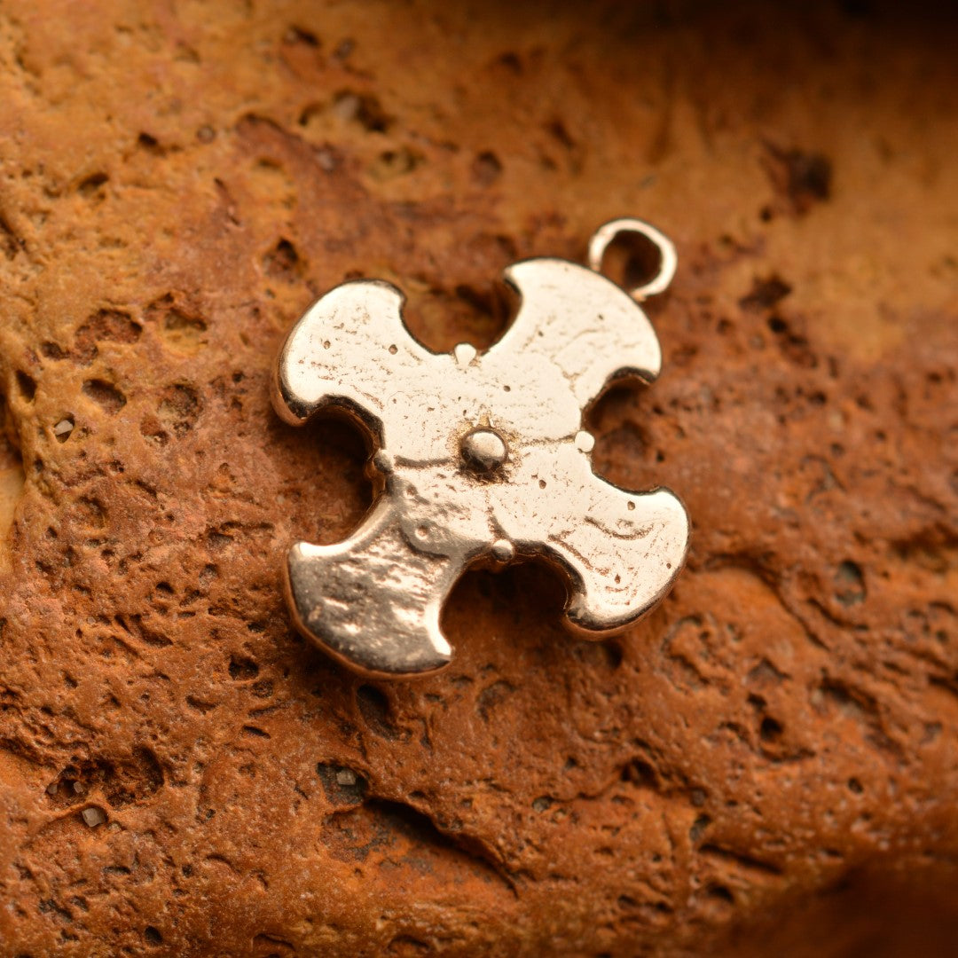 Pandantiv cruce cu floare placată în aur din argint 925 – design artistic în relief | Art Diva