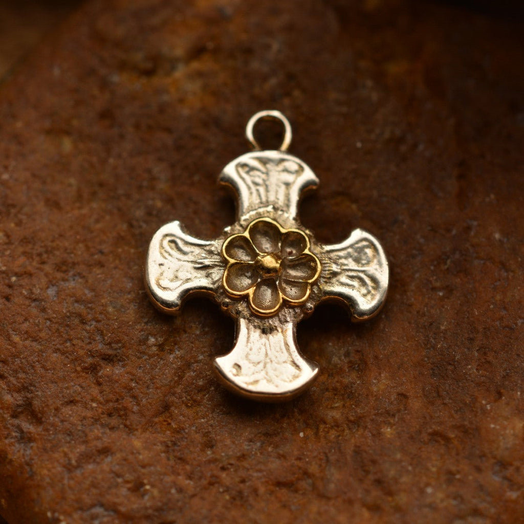 Pandantiv cruce cu floare placată în aur din argint 925 – design artistic în relief | Art Diva
