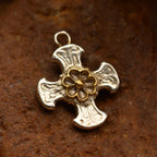 Pandantiv cruce cu floare placată în aur din argint 925 – design artistic în relief | Art Diva