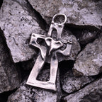 Pandantiv Cruce cu Inimă din argint 925 – bijuterie sculpturală oxidată, simbol al credinței și al iubirii | Art Diva