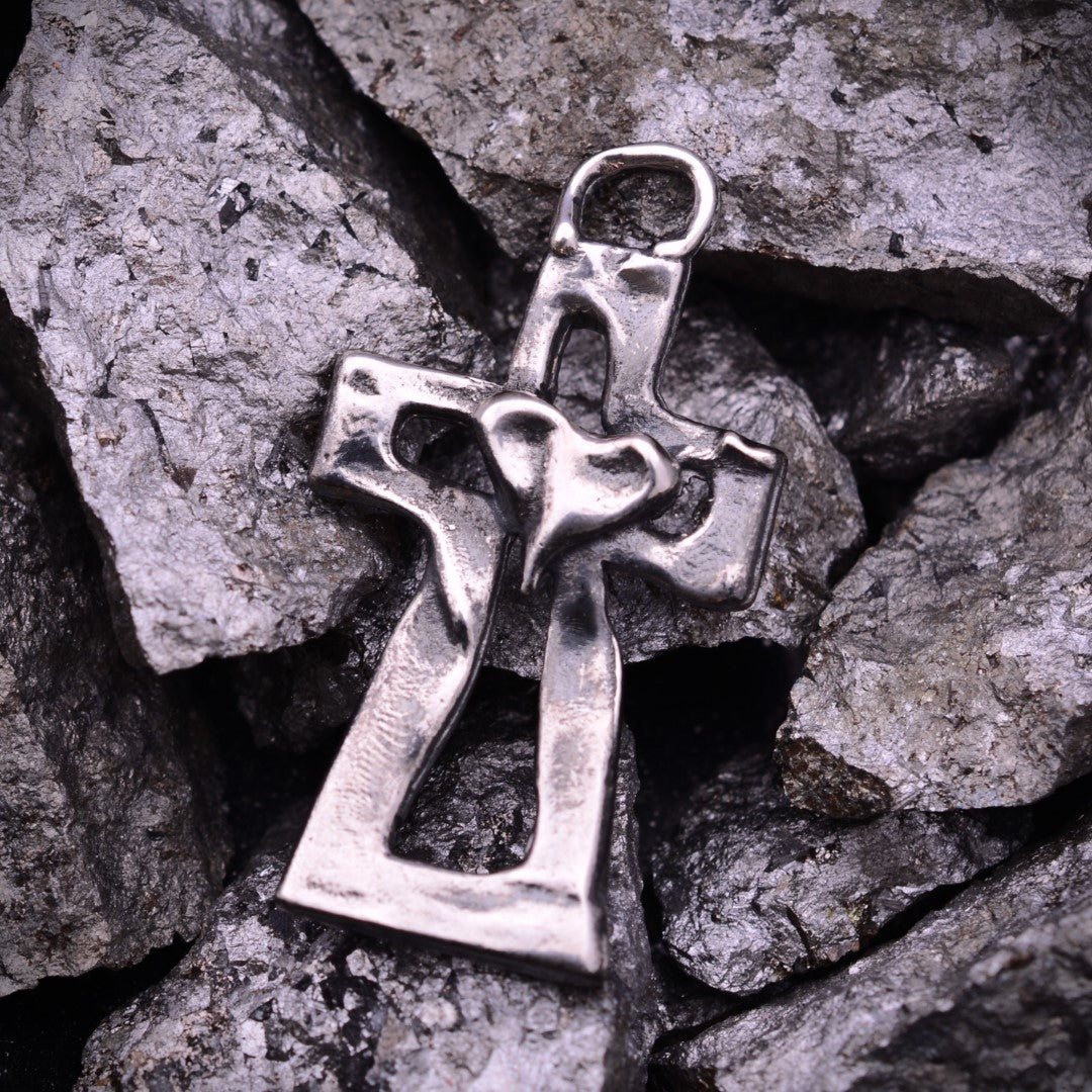 Pandantiv Cruce cu Inimă din argint 925 – bijuterie sculpturală oxidată, simbol al credinței și al iubirii | Art Diva