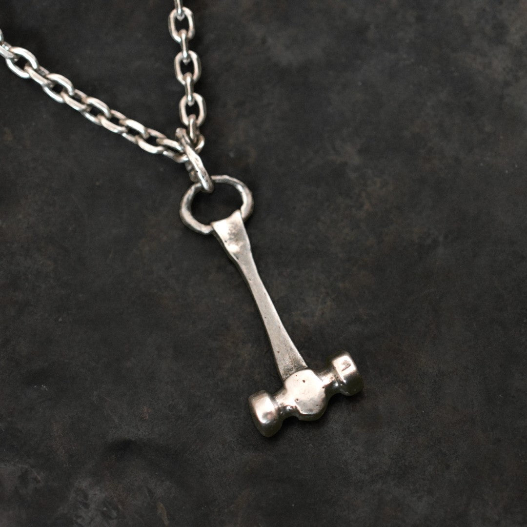 Pandantiv „Ciocanul lui Thor” pentru bărbați din argint 925, realizat manual – bijuterie sculpturală în stil boho și rustic | Art Diva