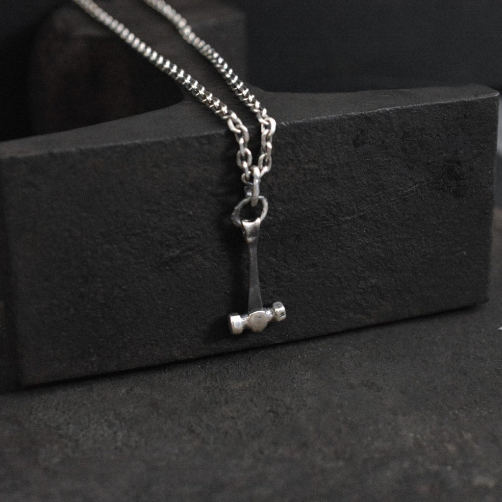 Pandantiv „Ciocanul lui Thor” pentru bărbați din argint 925, realizat manual – bijuterie sculpturală în stil boho și rustic | Art Diva