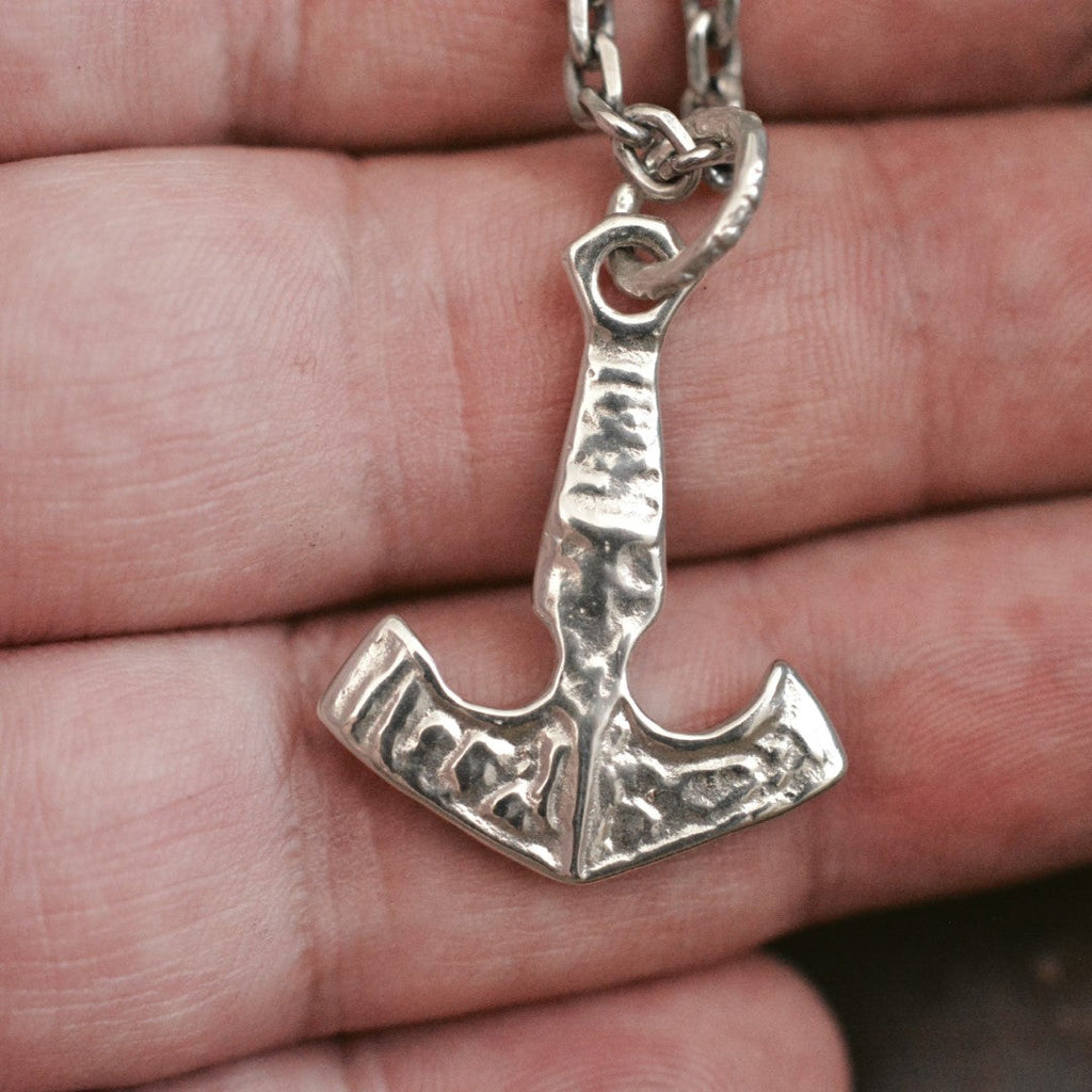 Pandantiv „Ancora vikingă” pentru bărbați din argint 925, realizat manual – simbol al credinței, al speranței și al iubirii, bijuterie sculpturală în stil boho și rustic | Art Diva