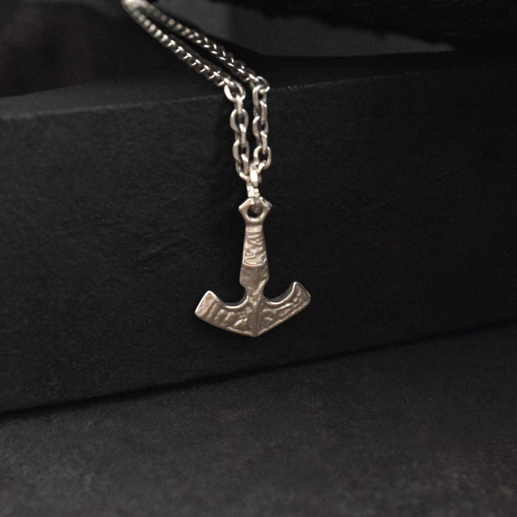 Pandantiv „Ancora vikingă” pentru bărbați din argint 925, realizat manual – simbol al credinței, al speranței și al iubirii, bijuterie sculpturală în stil boho și rustic | Art Diva