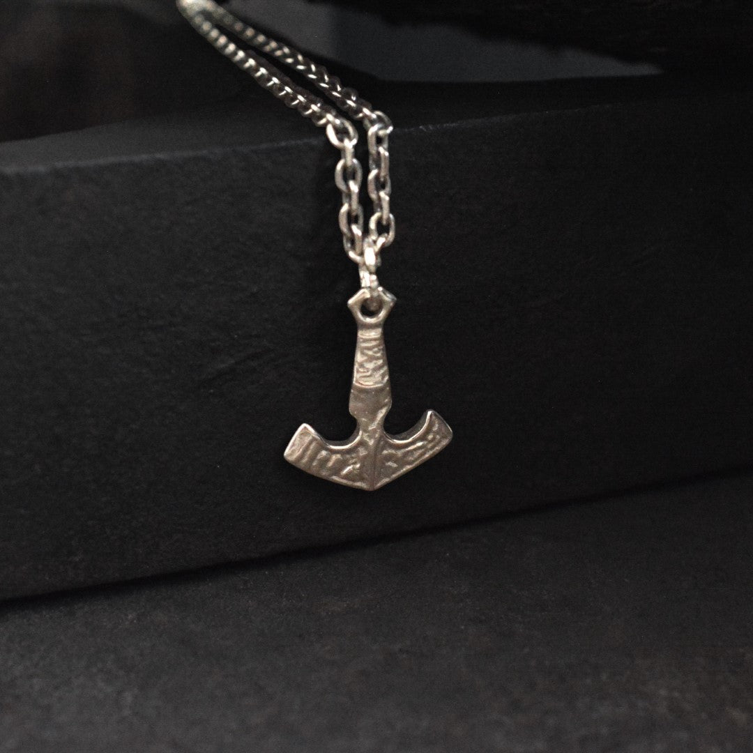 Pandantiv „Ancora vikingă” pentru bărbați din argint 925, realizat manual – simbol al credinței, al speranței și al iubirii, bijuterie sculpturală în stil boho și rustic | Art Diva