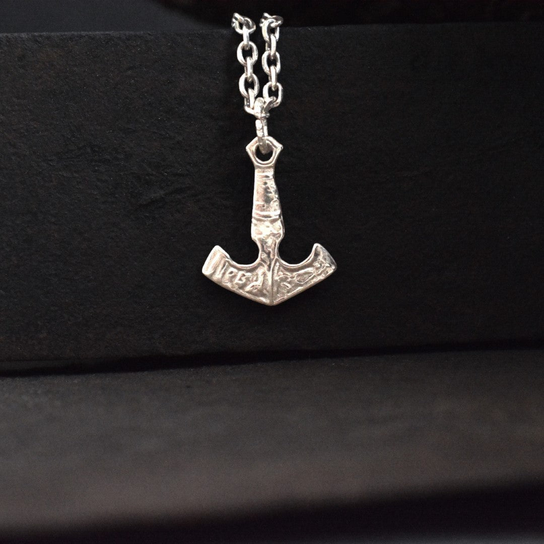 Pandantiv „Ancora vikingă” pentru bărbați din argint 925, realizat manual – simbol al credinței, al speranței și al iubirii, bijuterie sculpturală în stil boho și rustic | Art Diva