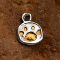 Mini-pandantiv lăbuță din argint 925 cu accente aurii, talisman boho handmade pentru iubitorii de animale, Art Diva