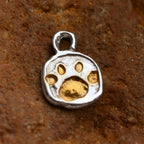 Mini-pandantiv lăbuță din argint 925 cu accente aurii, talisman boho handmade pentru iubitorii de animale, Art Diva