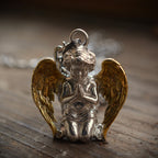 Pandantiv „Înger în Rugăciune” pentru bărbați din argint 925 cu aripi aurii – talisman handmade pentru credință, protecție și forță interioară | Art Diva