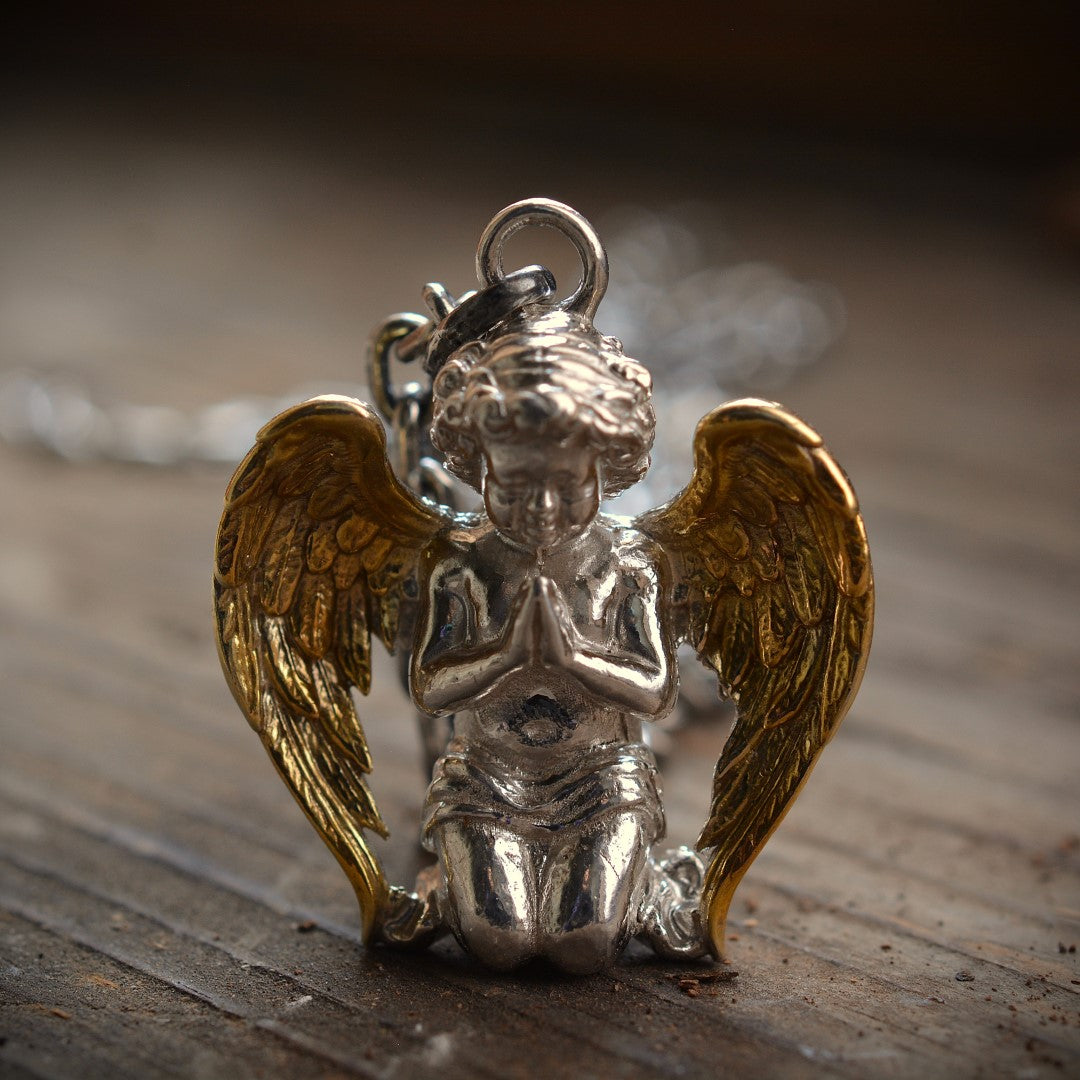 Pandantiv „Înger în Rugăciune” pentru bărbați din argint 925 cu aripi aurii – talisman handmade pentru credință, protecție și forță interioară | Art Diva