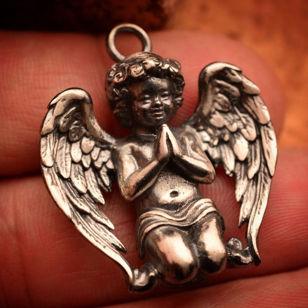 Pandantiv înger în rugăciune din argint 925 oxidat pentru bărbați – talisman handmade pentru credință, Art Diva