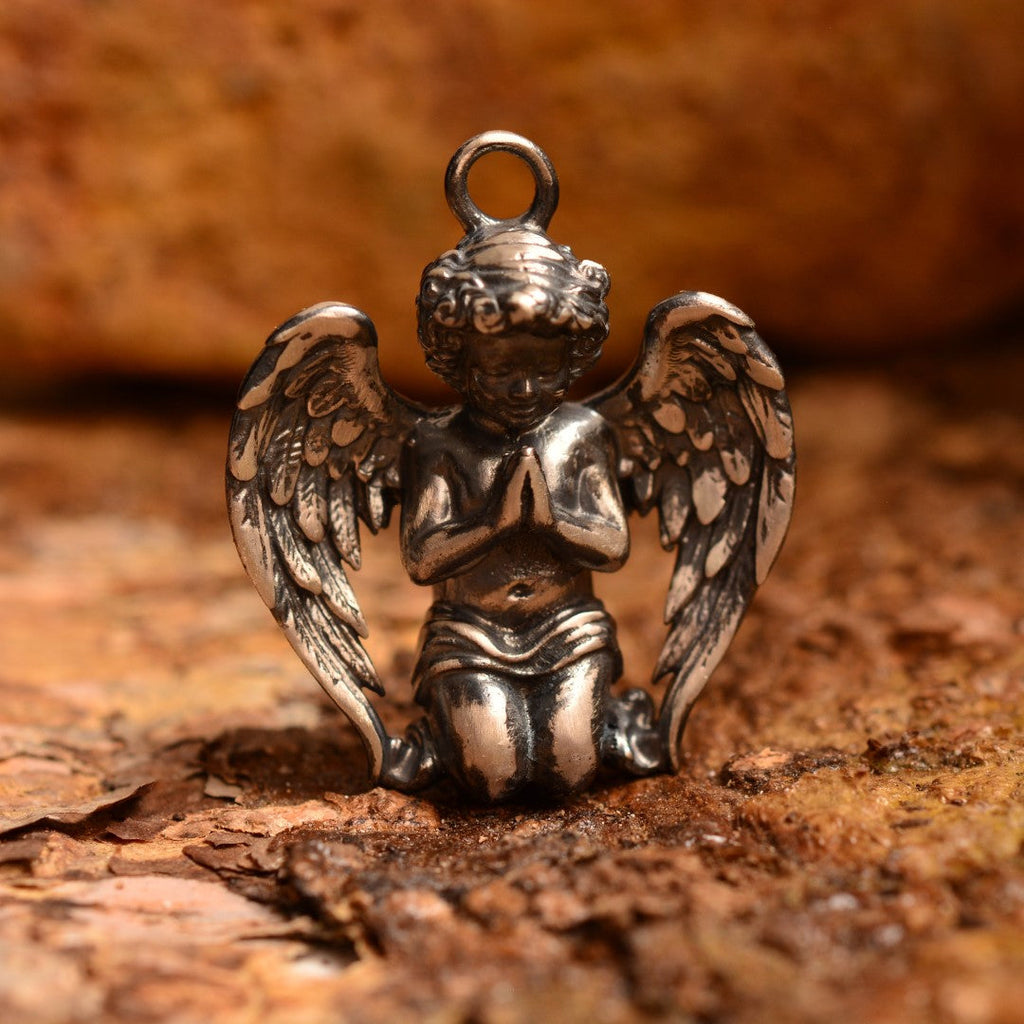 Pandantiv „Înger în rugăciune” din argint 925 cu finisaj oxidat – talisman pentru credință și lumină, amuletă de protecție pentru pace interioară, bijuterie sculpturală în stil boho și rustic | Art Diva