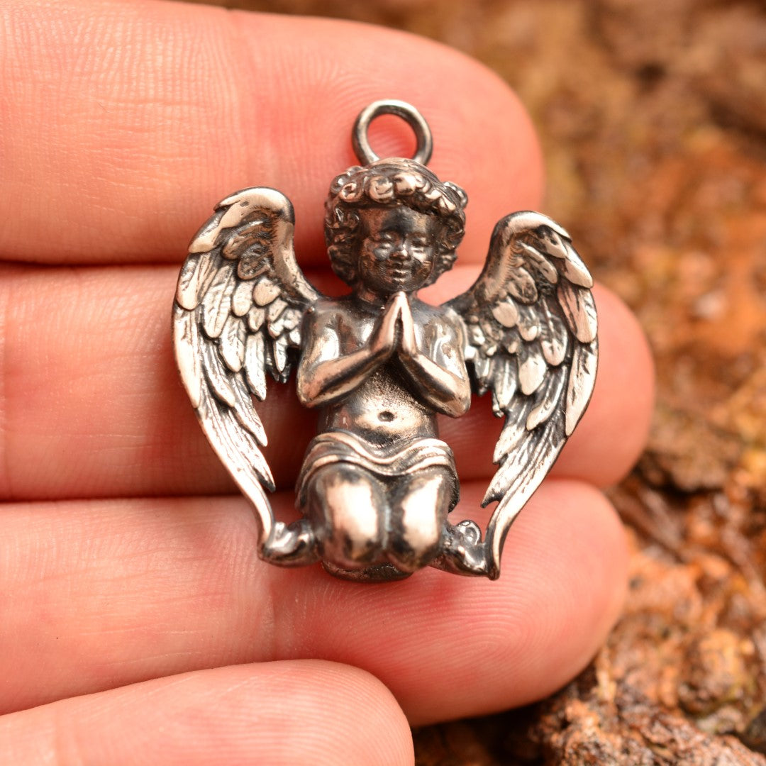 Pandantiv „Înger în rugăciune” din argint 925 cu finisaj oxidat – talisman pentru credință și lumină, amuletă de protecție pentru pace interioară, bijuterie sculpturală în stil boho și rustic | Art Diva