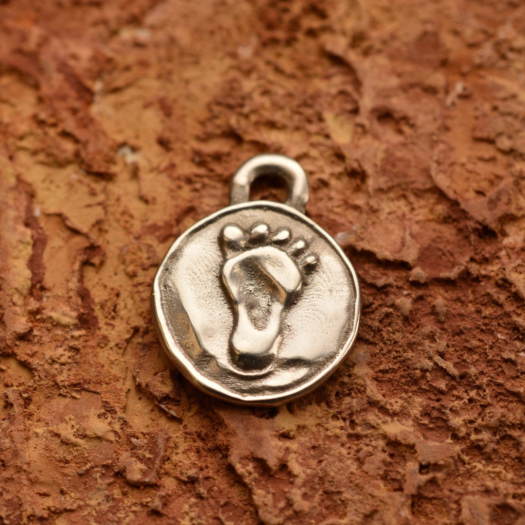 Pandantiv picioruș de bebeluș din argint 925 – talisman handmade boho pentru nou început și familie, Art Diva