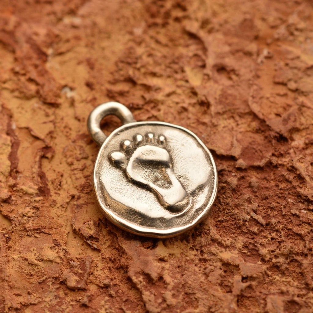 Pandantiv „Picioruș de bebeluș” din argint 925 – talisman realizat manual pentru nou început și iubire în familie, bijuterie sculpturală în stil boho și rustic | Art Diva