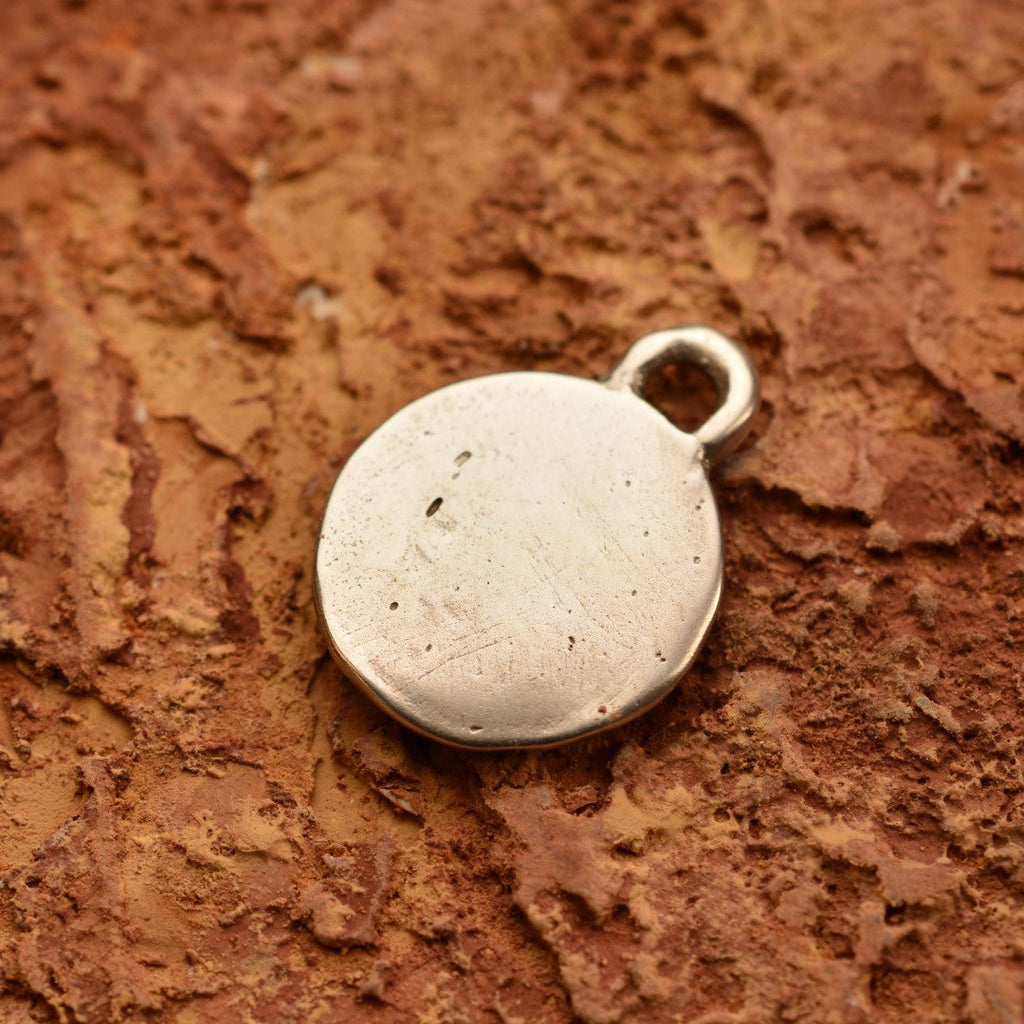 Pandantiv „Picioruș de bebeluș” din argint 925 – talisman realizat manual pentru nou început și iubire în familie, bijuterie sculpturală în stil boho și rustic | Art Diva