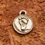 Pandantiv „Picioruș de bebeluș” din argint 925 – talisman realizat manual pentru nou început și iubire în familie, bijuterie sculpturală în stil boho și rustic | Art Diva