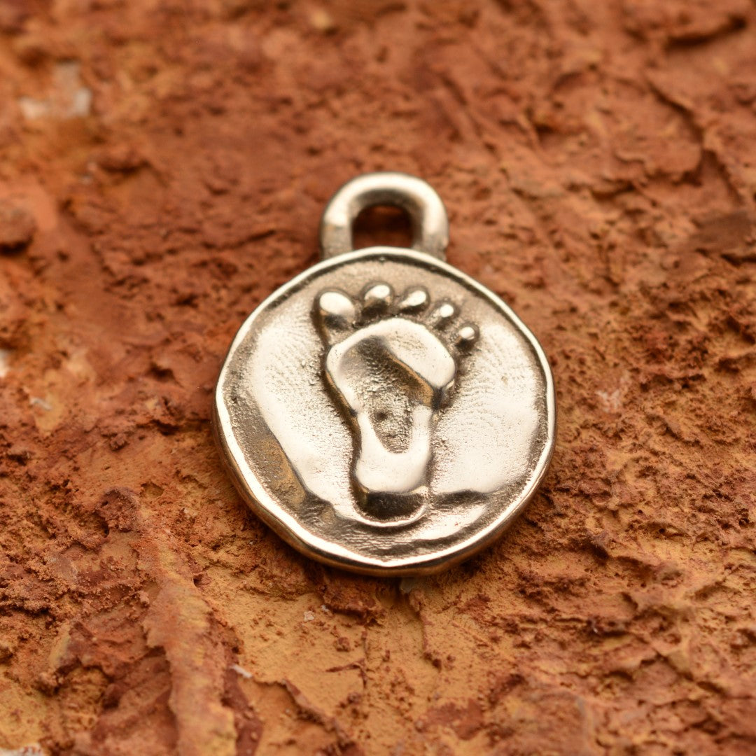 Pandantiv „Picioruș de bebeluș” din argint 925 – talisman realizat manual pentru nou început și iubire în familie, bijuterie sculpturală în stil boho și rustic | Art Diva