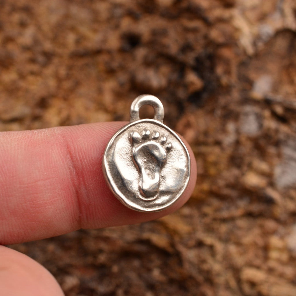 Pandantiv „Picioruș de bebeluș” din argint 925 – talisman realizat manual pentru nou început și iubire în familie, bijuterie sculpturală în stil boho și rustic | Art Diva