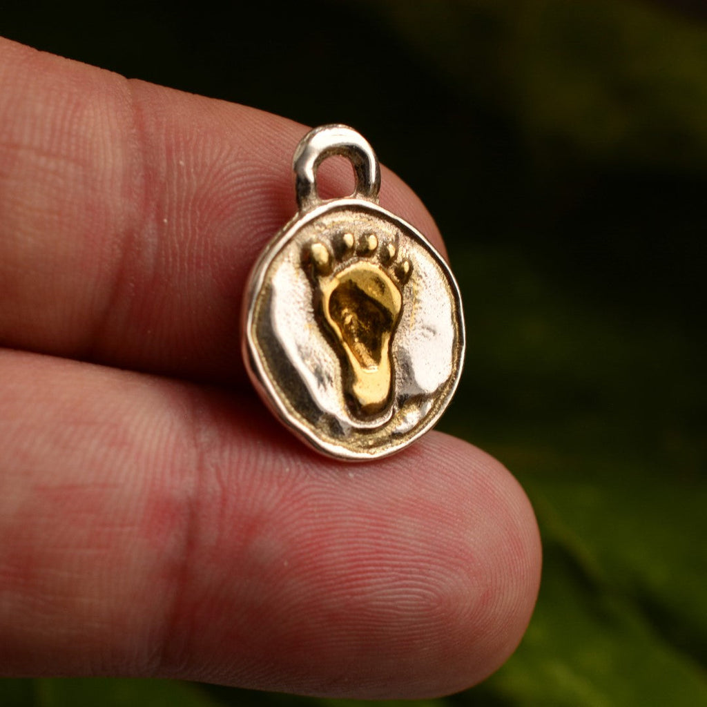 Pandantiv picioruși de bebeluș din argint 925 cu accente aurii – talisman handmade pentru viață nouă, Art Diva