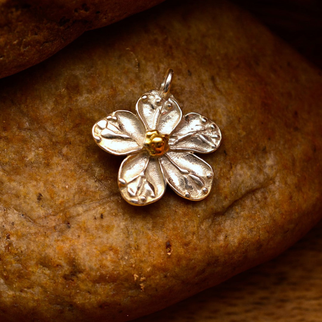 Pandantiv „Floare de cireș” handmade din argint 925 cu accente aurii – simbol al primăverii, al purității și al unui nou început | Art Diva