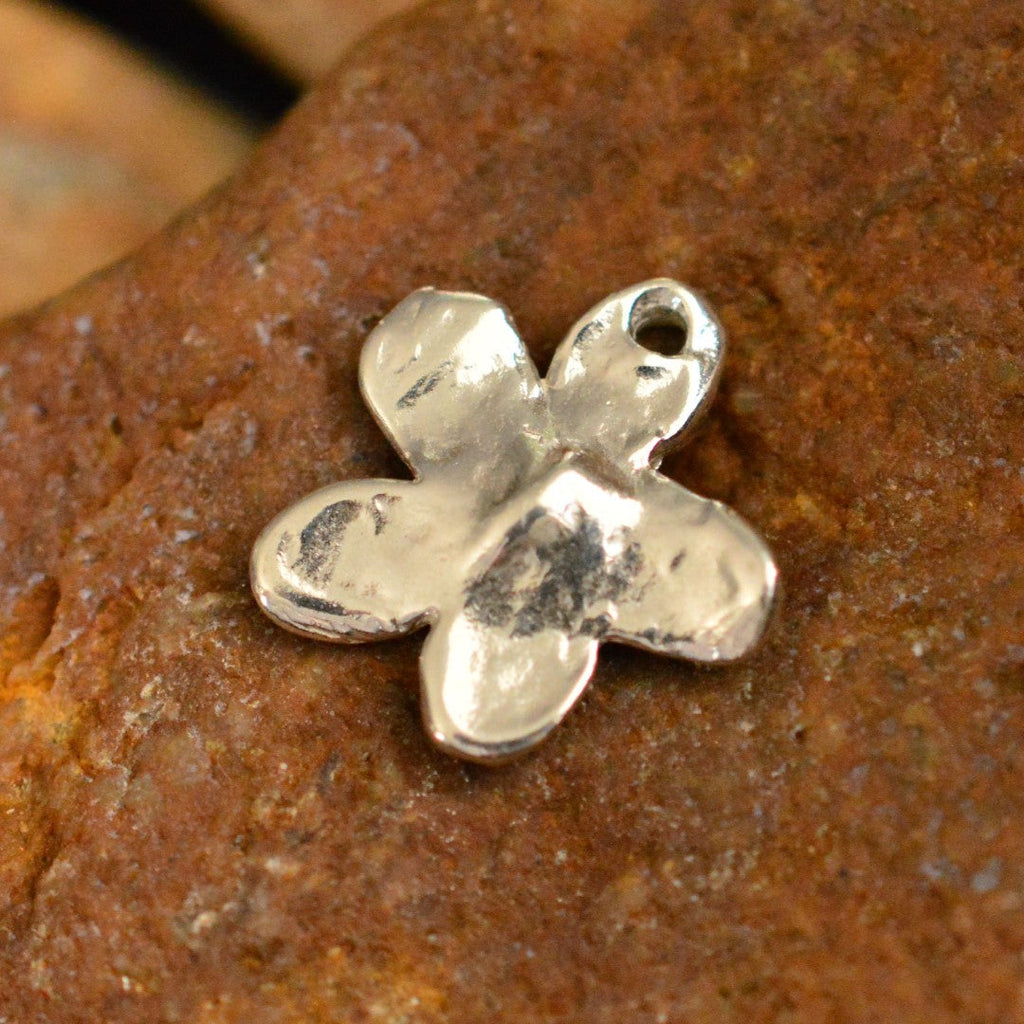 Pandantiv „Floare cu centru auriu” din argint 925 – talisman realizat manual pentru gingășie și armonie, în stil boho și rustic | Art Diva
