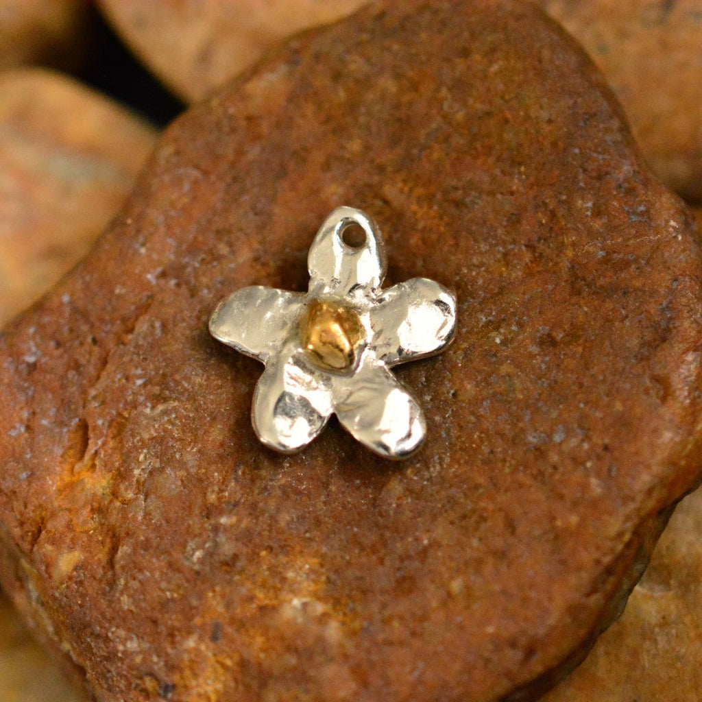 Pandantiv „Floare cu centru auriu” din argint 925 – talisman realizat manual pentru gingășie și armonie, în stil boho și rustic | Art Diva
