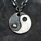 Pandantiv Yin și Yang din argint 925 oxidat, simbol al echilibrului și al armoniei, bijuterie handmade, Art Diva