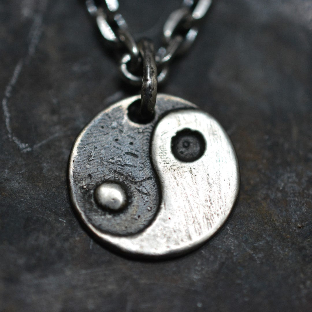 Pandantiv Yin și Yang din argint 925 oxidat, simbol al echilibrului și al armoniei, bijuterie handmade, Art Diva
