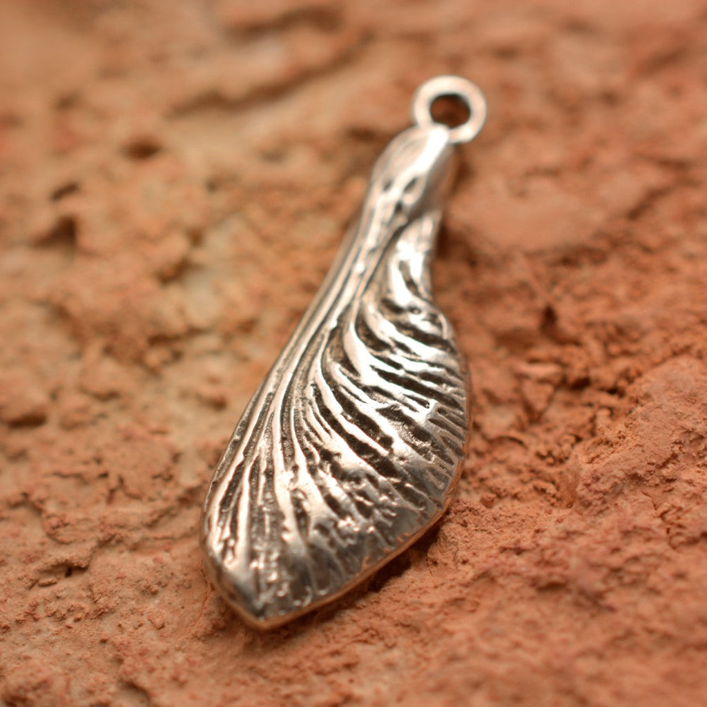 Pandantiv „Sămânță de arțar” din argint 925, realizat manual – talisman împotriva lipsei de copii și pentru o viață nouă | Art Diva