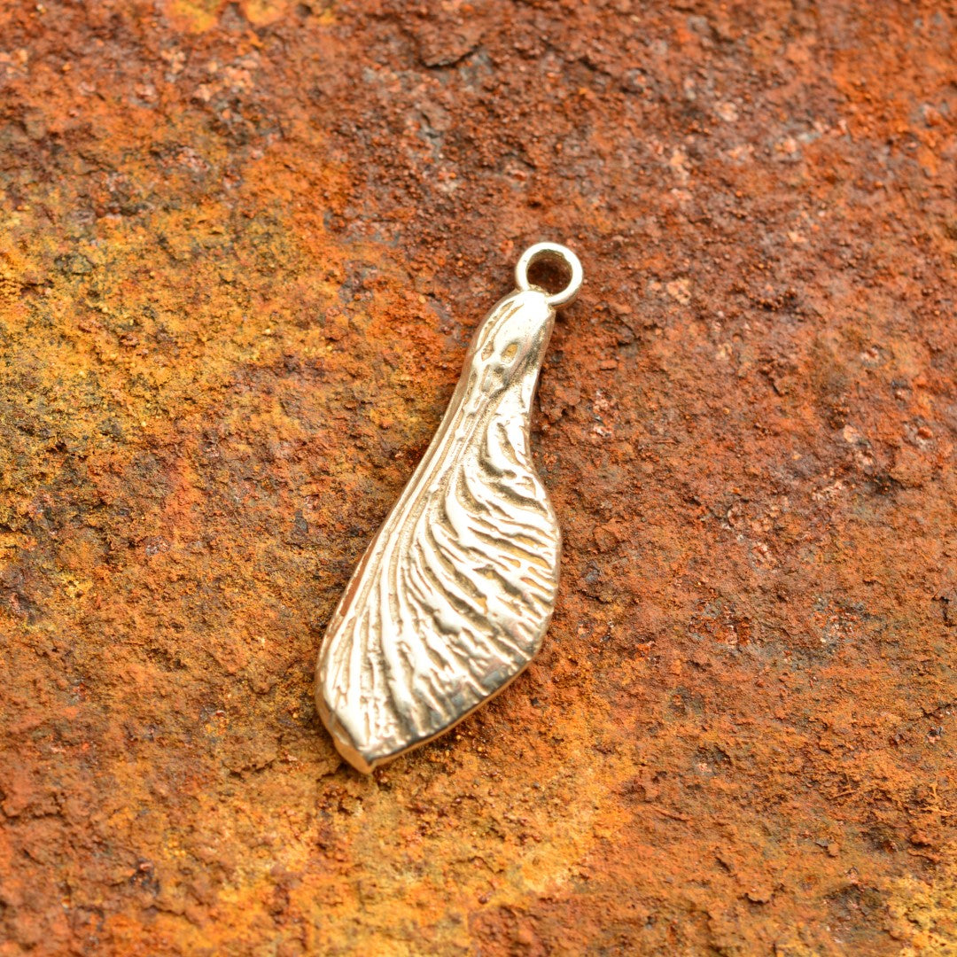 Pandantiv „Sămânță de arțar” din argint 925 – talisman handmade pentru nou început și fertilitate, bijuterie sculpturală în stil boho și rustic | Art Diva