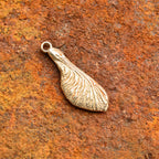 Pandantiv „Sămânță de arțar” din argint 925 – talisman handmade pentru nou început și fertilitate, bijuterie sculpturală în stil boho și rustic | Art Diva