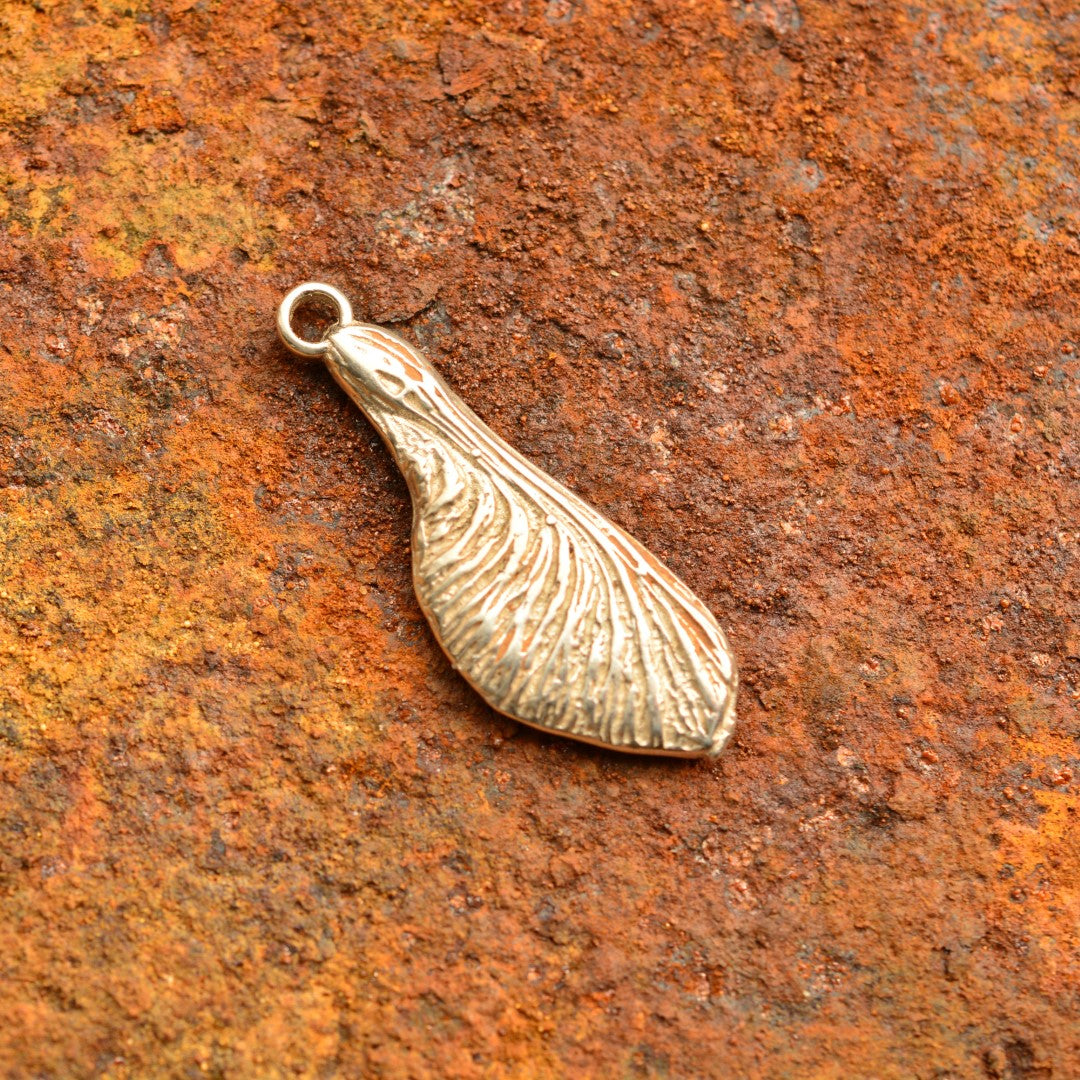 Pandantiv „Sămânță de arțar” din argint 925 – talisman handmade pentru nou început și fertilitate, bijuterie sculpturală în stil boho și rustic | Art Diva