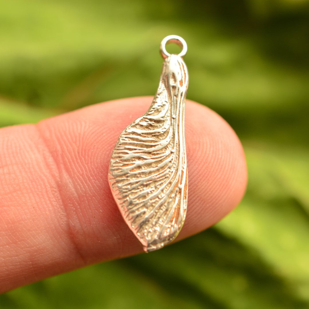 Pandantiv sămânță de arțar din argint 925 – talisman handmade pentru nou început și fertilitate, stil boho, Art Diva