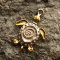 Pandantiv broască țestoasă din argint 925 cu accente aurii – talisman handmade pentru liniște și reziliență, Art Diva