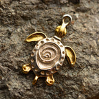 Pandantiv broască țestoasă din argint 925 cu accente aurii – talisman handmade pentru liniște și reziliență, Art Diva