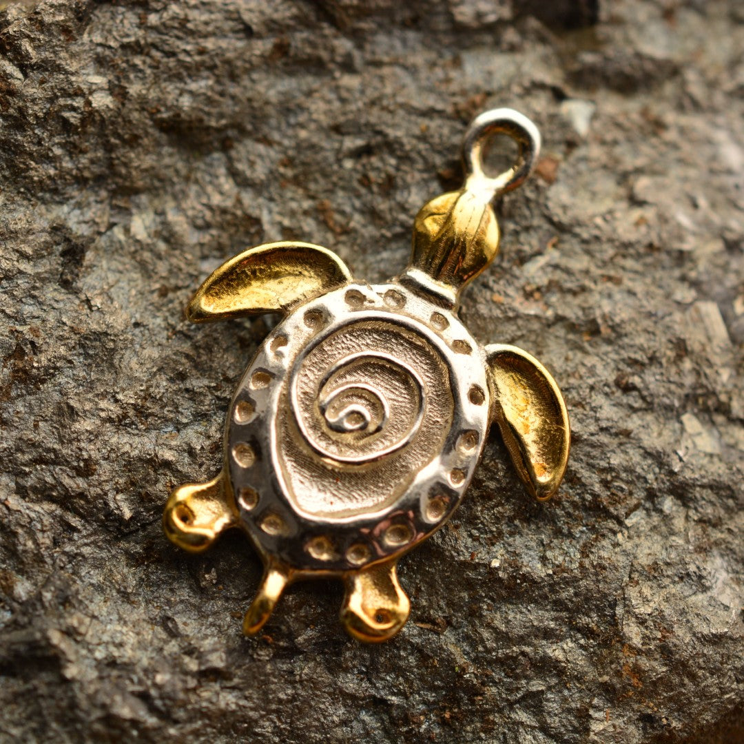 Pandantiv broască țestoasă din argint 925 cu accente aurii – talisman handmade pentru liniște și reziliență, Art Diva