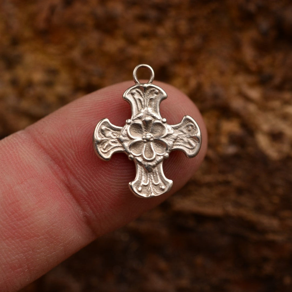 Pandantiv cruce cu floare în relief din argint 925 – talisman handmade boho pentru credință, Art Diva