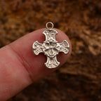 Pandantiv cruce cu floare în relief din argint 925 – talisman handmade boho pentru credință, Art Diva