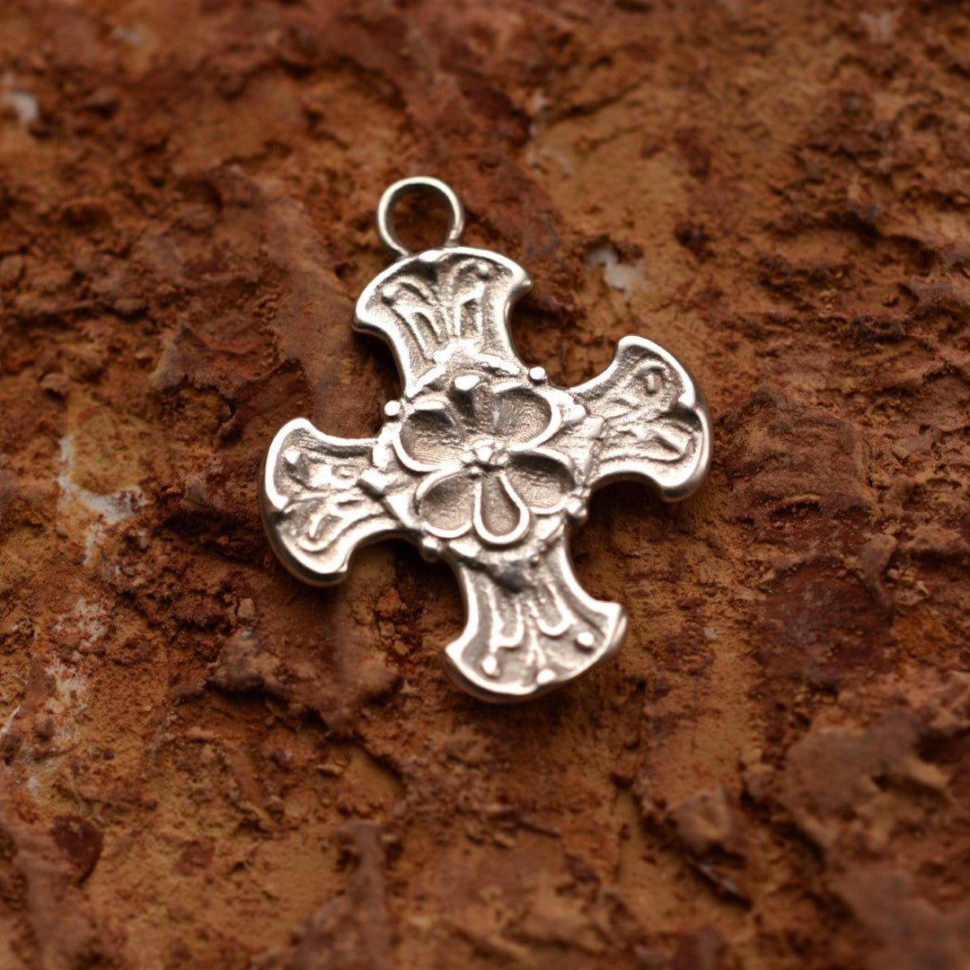 Pandantiv „Cruce cu floare” pentru femei din argint 925, realizat manual – talisman pentru credință și protecție, bijuterie sculpturală în stil boho și rustic | Art Diva