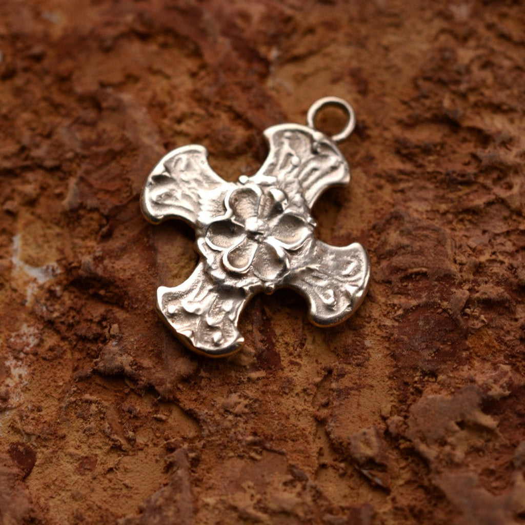 Pandantiv „Cruce cu floare” pentru femei din argint 925, realizat manual – talisman pentru credință și protecție, bijuterie sculpturală în stil boho și rustic | Art Diva