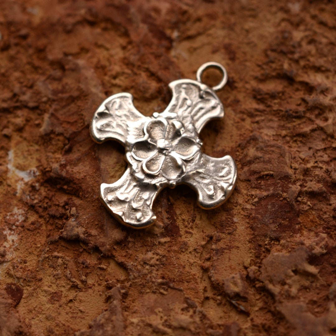 Pandantiv „Cruce cu floare” pentru femei din argint 925, realizat manual – talisman pentru credință și protecție, bijuterie sculpturală în stil boho și rustic | Art Diva