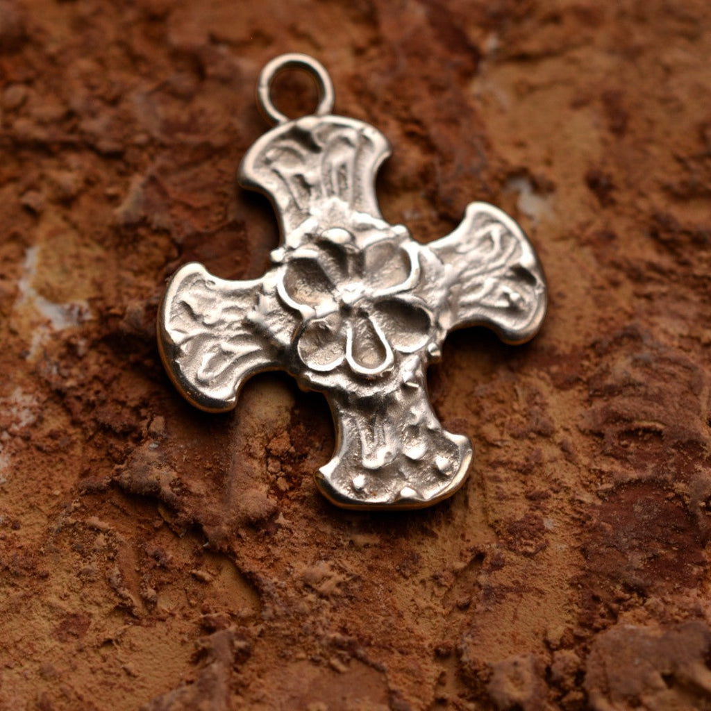 Pandantiv „Cruce cu floare” pentru femei din argint 925, realizat manual – talisman pentru credință și protecție, bijuterie sculpturală în stil boho și rustic | Art Diva
