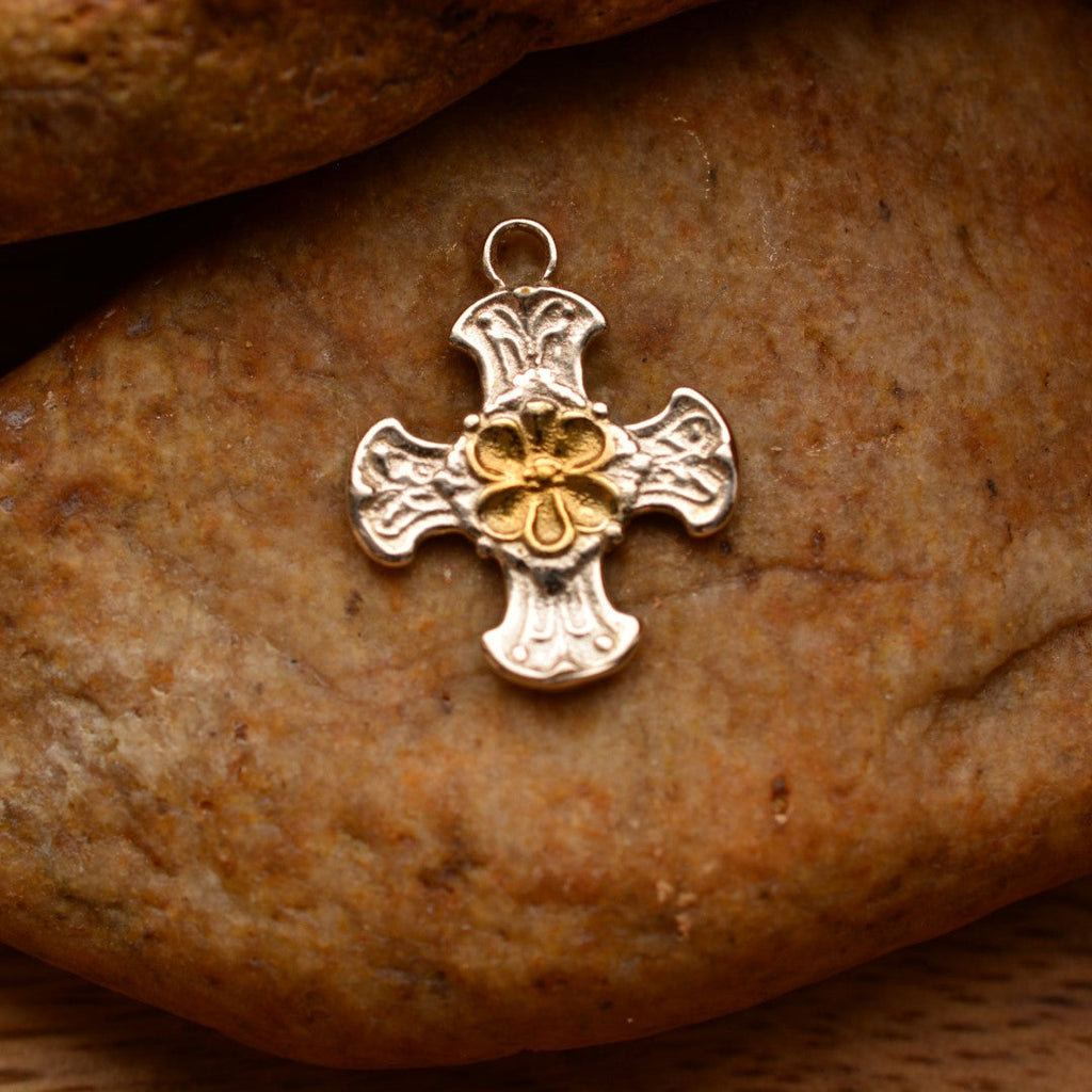 Pandantiv „Cruce cu floare” din argint 925 cu accente aurii – simbol al credinței, protecției, forței spirituale și păcii interioare, bijuterie sculpturală în stil boho și rustic | Art Diva